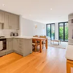 Contemporary 2Br Duplex With A Patio In Chelsea