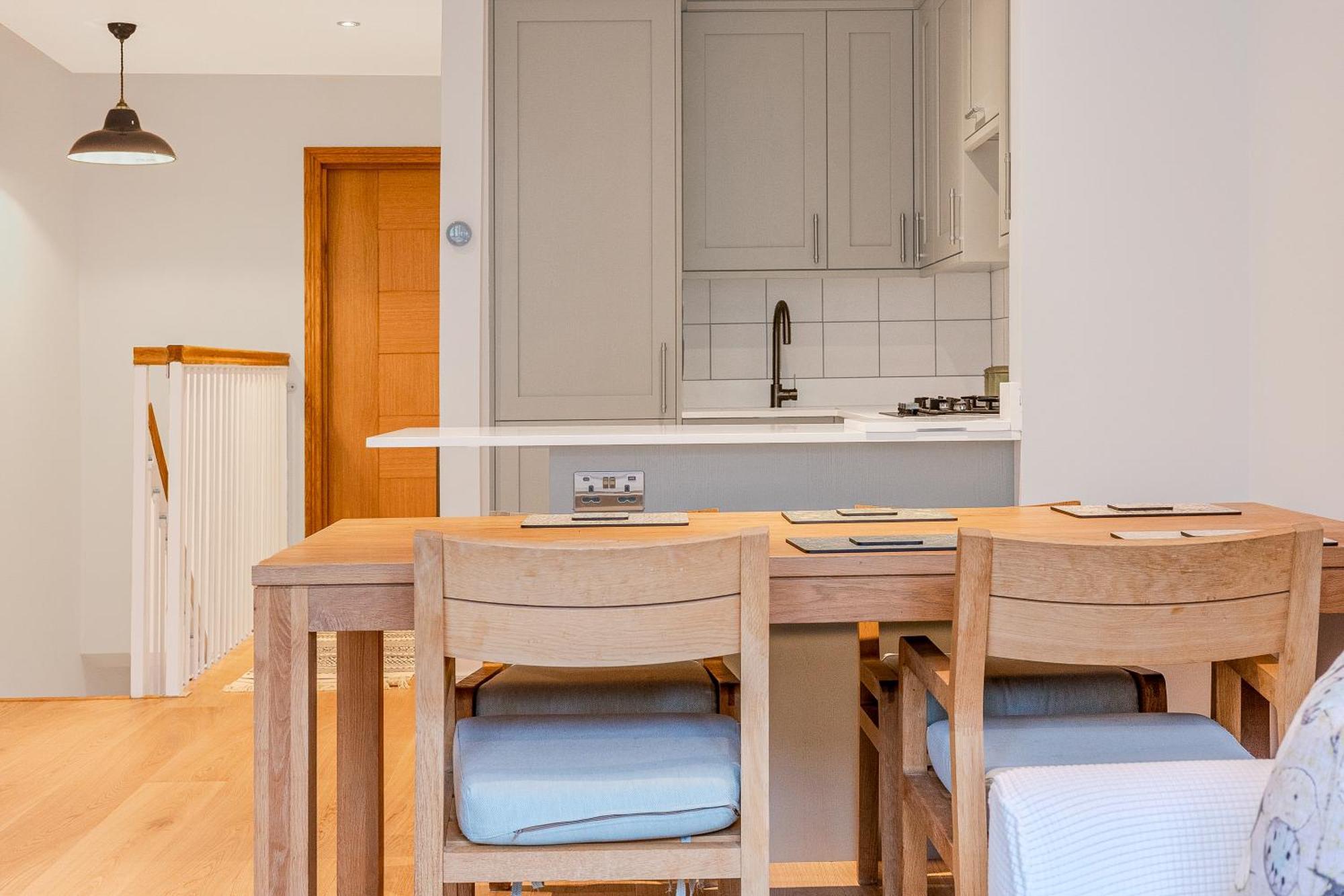 Contemporary 2br Duplex With A Patio In Chelsea *