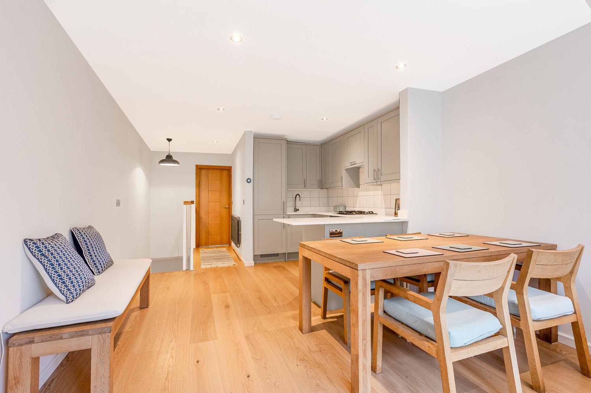 Contemporary 2br Duplex With A Patio In Chelsea Appartement *