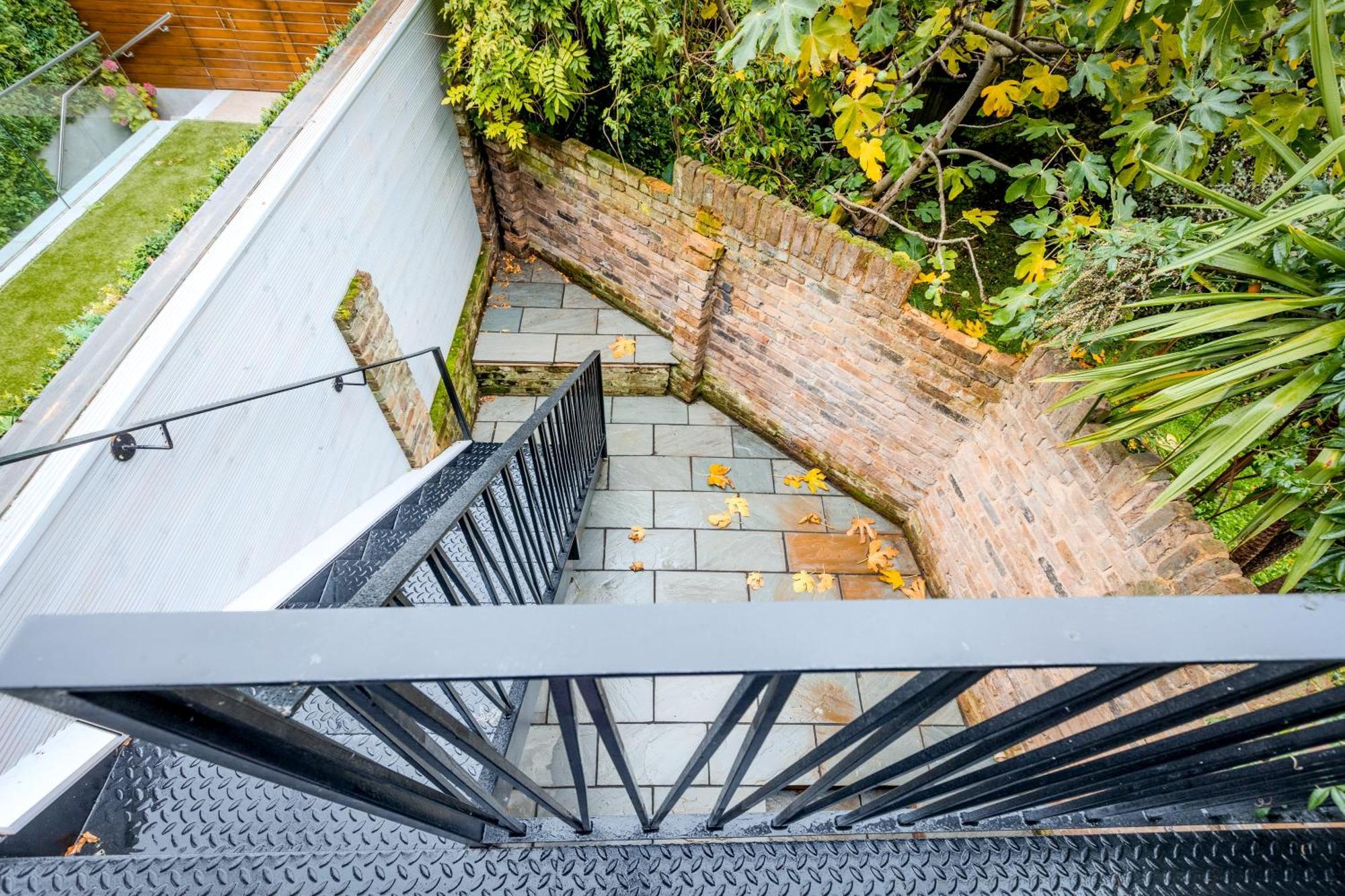 Contemporary 2br Duplex With A Patio In Chelsea Apartment